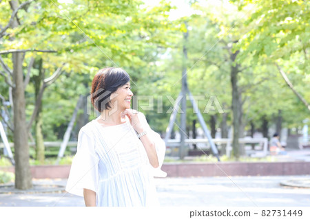 Middle women enjoying a walk in Tokyo Shinagawa Middle senior women Middle women enjoying a walk in Tokyo Shinagawa Middle senior women 82731449