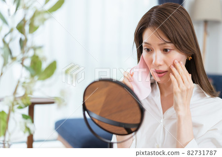 因戴口罩而皮膚粗糙的女人(美女圖) 因戴口罩而皮膚粗糙的女人(美女圖) 82731787