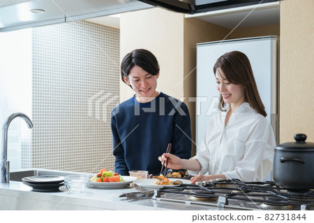 A couple preparing for a home party (a little extravagant home time) 82731844