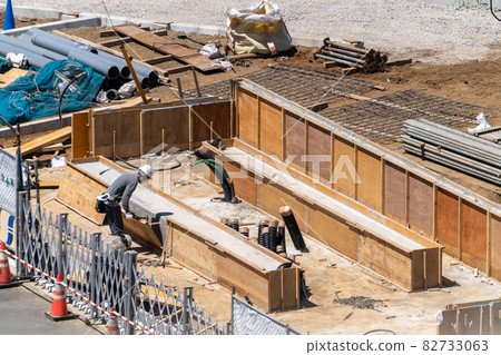 Formwork carpenter transportation, demolding, foundation work, construction site 82733063