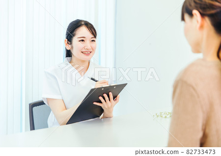 Middle-aged women and medical staff to be examined Middle-aged women and medical staff to be examined 82733473