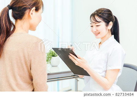 Middle-aged women and medical staff to be examined 82733484