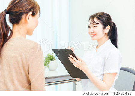 中年婦女和醫務人員接受檢查 中年婦女和醫務人員接受檢查 82733485