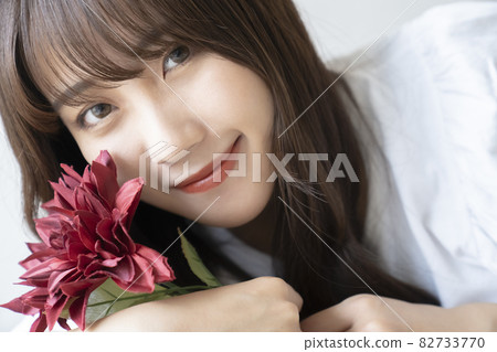 花和女人肖像 花和女人肖像 82733770