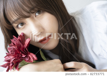 花和女人肖像 82733771