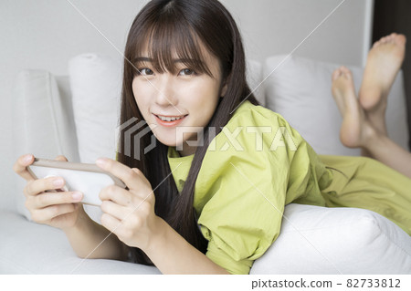 觀看在智能手機的婦女錄影 82733812