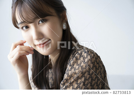 Woman beauty portrait 82733813