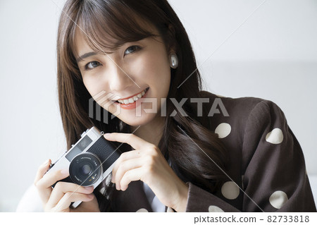 相機和時尚女人肖像 82733818
