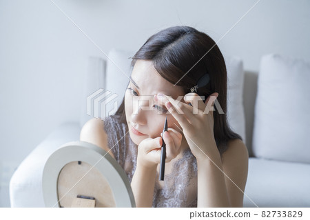 Woman doing make-up 82733829