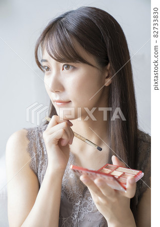 Women worried about makeup 82733830