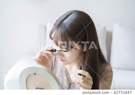 Woman doing make-up 82733847