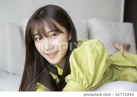 放鬆在沙發的婦女 82733848