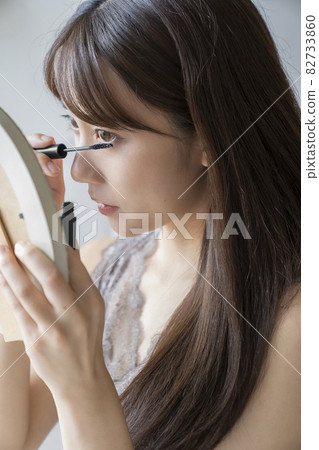 女人化妝 女人化妝 82733860