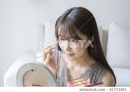 女人化妝 82733861