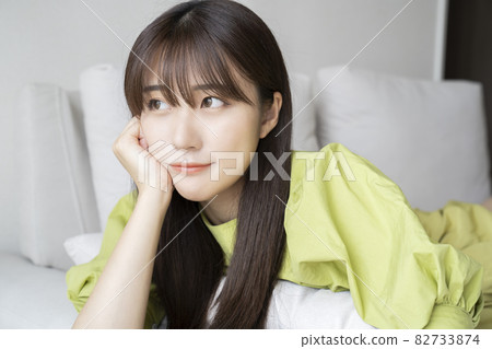 放鬆在沙發的婦女 82733874