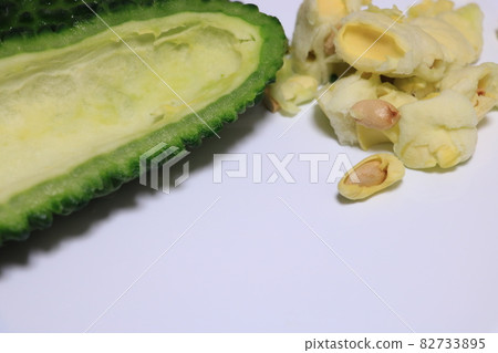 Bitter gourd seeds and cotton Bitter gourd seeds and cotton 82733895