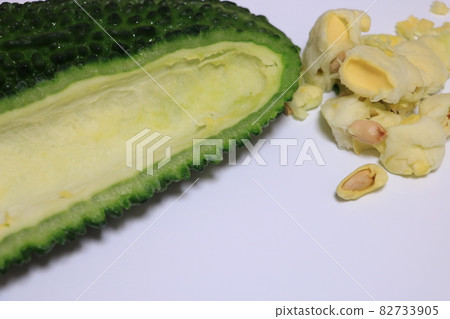 Bitter gourd seeds and cotton Bitter gourd seeds and cotton 82733905