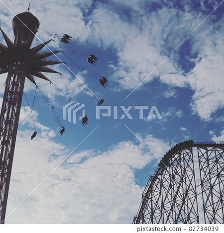 Looking up at the amusement park 82734039