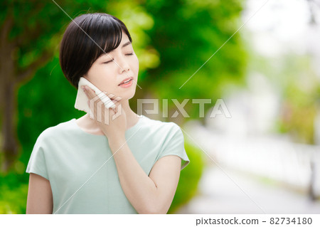 一位年輕的女士用手帕擦汗 82734180