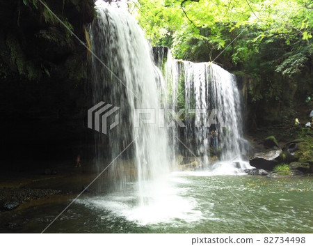 It is rare to go to the back of the waterfall, Urami Waterfall (Nabegataki) 82734498