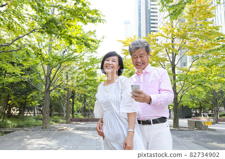 A senior couple who talks with each other while taking a walk in Shinagawa 82734902