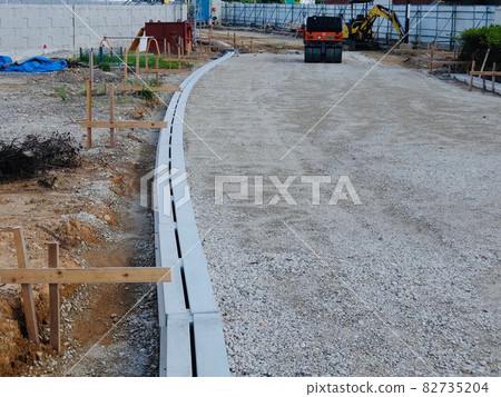 Road construction while raising the level of gutters 82735204