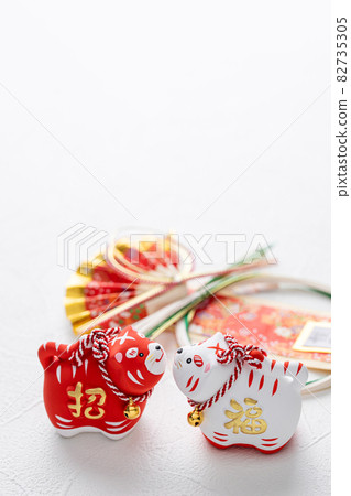 紅白虎新年賀卡日式背景 82735305
