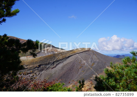 Volcanic strata and eruption traces, Zao Okama, Zao Town, Katta District, Miyagi Prefecture Volcanic strata and eruption traces, Zao Okama, Zao Town, Katta District, Miyagi Prefecture 82735899