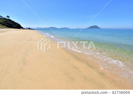 Shikamagahama beach on the west coast of Shikajima, Genkaijima in the distance, Shikajima, Higashi-ku, Fukuoka Shikamagahama beach on the west coast of Shikajima, Genkaijima in the distance, Shikajima, Higashi-ku, Fukuoka 82736009