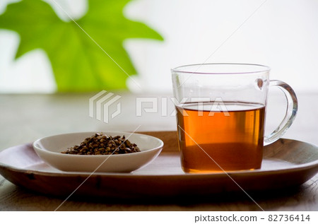 溫暖的大麥茶和植物 溫暖的大麥茶和植物 82736414
