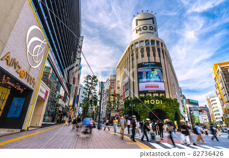 Tokyo cityscape of Japan, overlooking the scrambled intersection and modi in Jinnan 1-chome 82736426