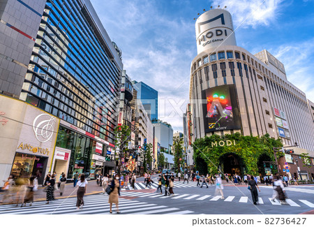 Tokyo cityscape of Japan, overlooking the scrambled intersection and modi in Jinnan 1-chome 82736427
