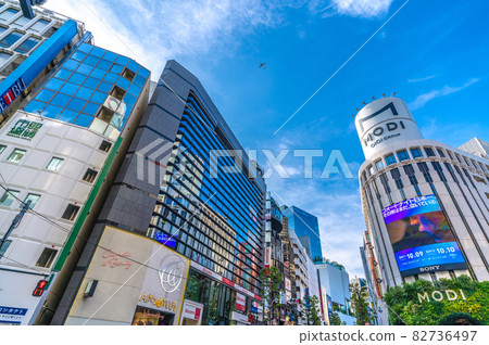 Tokyo cityscape of Japan: View of mods, aircraft, etc. from the scrambled intersection in Jinnan 1-chome Tokyo cityscape of Japan: View of mods, aircraft, etc. from the scrambled intersection in Jinnan 1-chome 82736497
