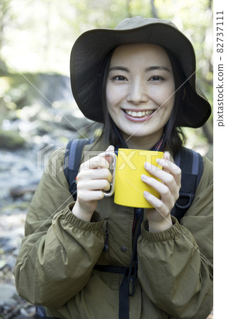 女人徒步旅行圖片休息喝一杯 女人徒步旅行圖片休息喝一杯 82737111