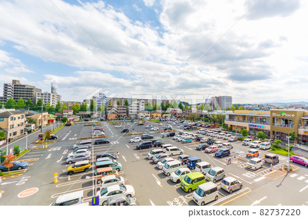 八王子市超市和住宅區的大型停車場 82737220
