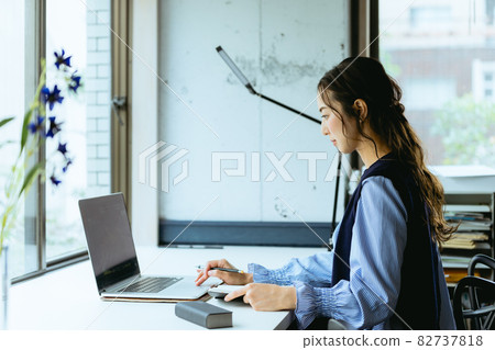 Working women (home, telework, office) 82737818