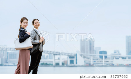Two career women commuting (staggered commuting / active) Two career women commuting (staggered commuting / active) 82737962