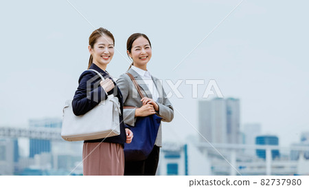 兩個職業女性通勤(交錯通勤/主動) 兩個職業女性通勤(交錯通勤/主動) 82737980