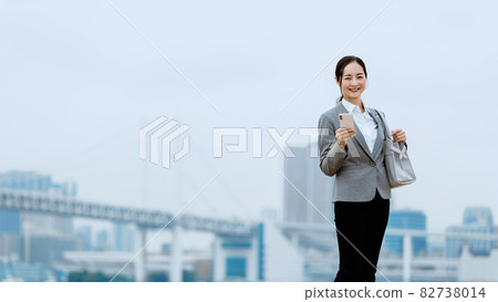 Women with smartphones (image of active women) 82738014