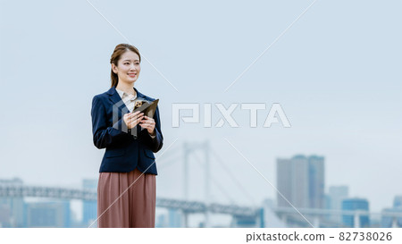 Women with smartphones (image of active women) Women with smartphones (image of active women) 82738026