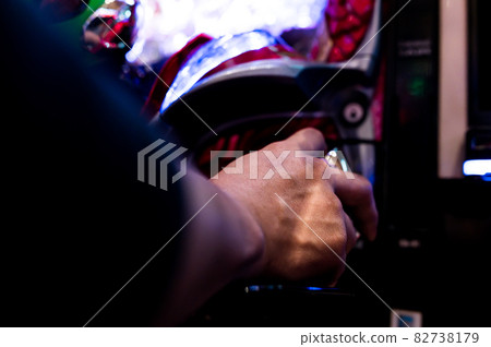 在彈球機上玩的手 82738179