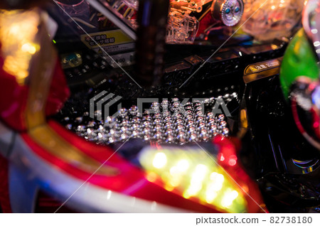 在遊戲機中積累的彈球 82738180