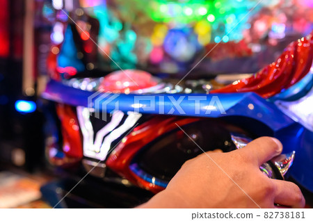 在彈球機上玩的手 82738181