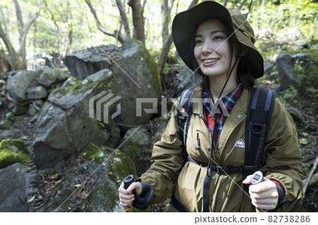 女性徒步圖像山女孩 女性徒步圖像山女孩 82738286