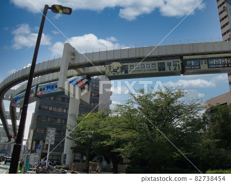 Vehicles of Chiba Urban Monorail passing each other [near Chiba Station, Chiba City, Chiba Prefecture] 82738454