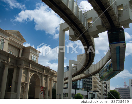 千葉都市單軌電車通過十字路口【千葉縣千葉市信藤二丁目十字路口】 82738459