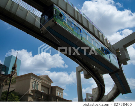 千葉都市單軌電車通過十字路口【千葉縣千葉市信藤二丁目十字路口】 82738460