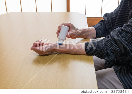 應用昆蟲叮咬藥的資深婦女 82738484