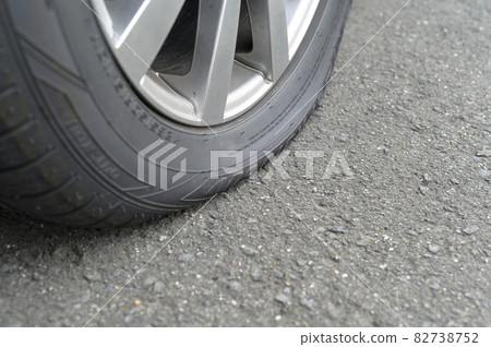 Punctured tire 82738752