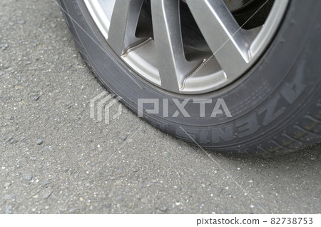 Punctured tire 82738753